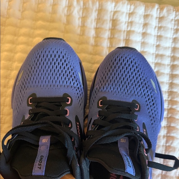 Brooks Ghost Left is 6.5 Right is 5.5 - Picture 4 of 5